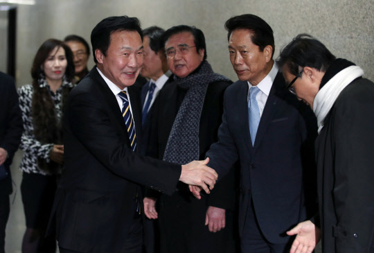 지지자들과 인사하는 손학규  안철수 전 대표로부터 지도부 교체 요구를 받은 바른미래당 손학규(왼쪽) 대표가 28일 국회에서 입장발표 기자회견을 위해 이동하며 지지자들과 인사하고 있다.  연합뉴스
